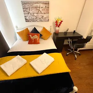 Stratford Luxury House: Spacious Garden Retreat Near Westfield Apartment London