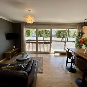 Homely & Thames View Apartment London